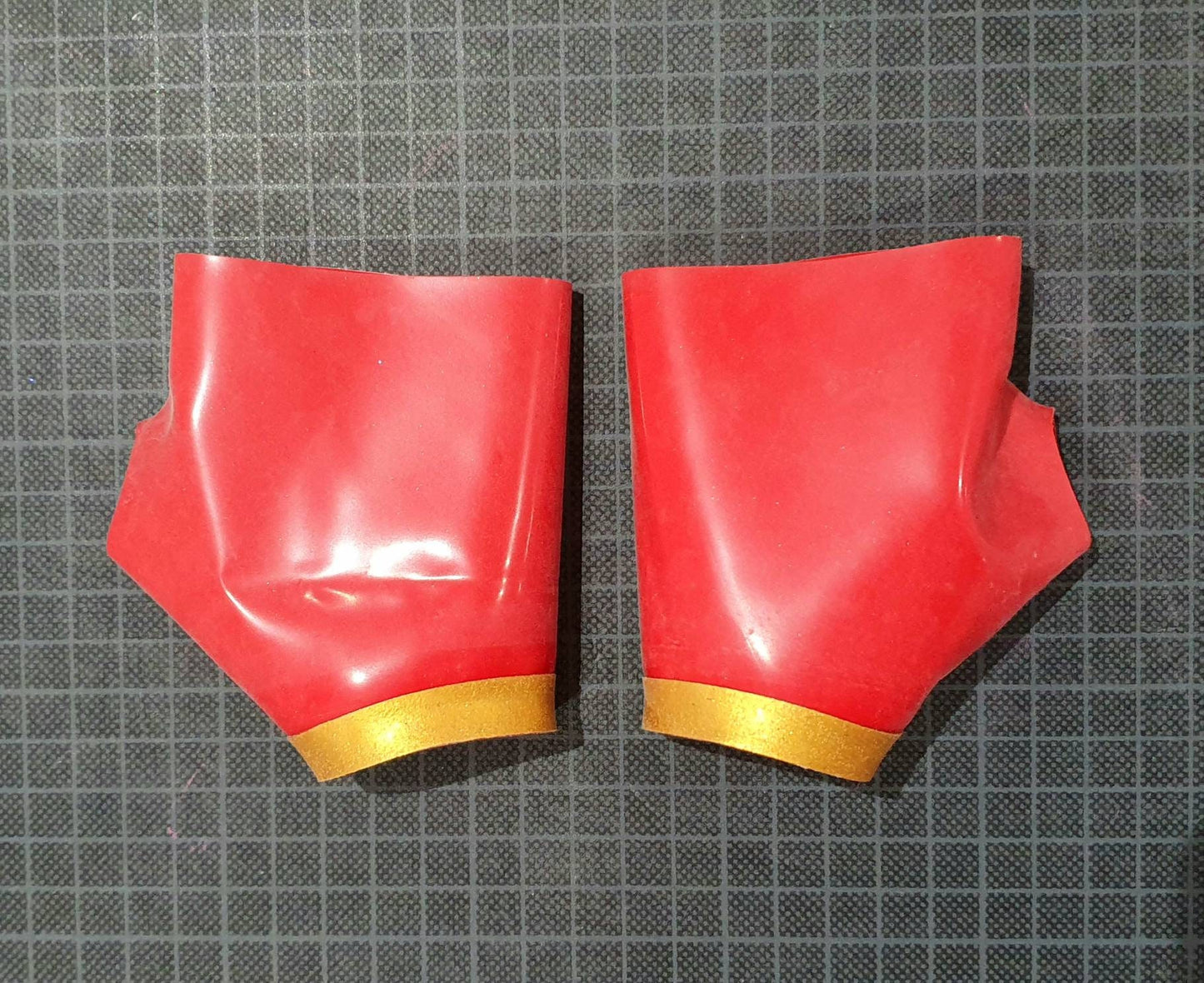 Latex (glitter) trimmed gauntlets - Lottielatex