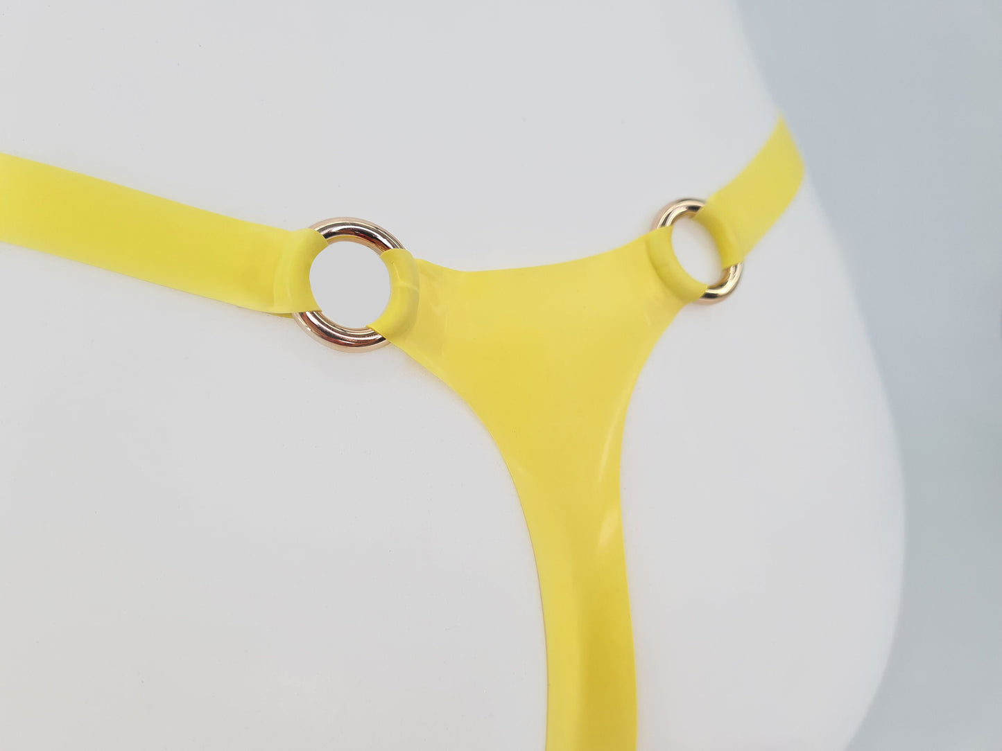 Latex thong with rings (gold or rainbow rings) - Lottielatex