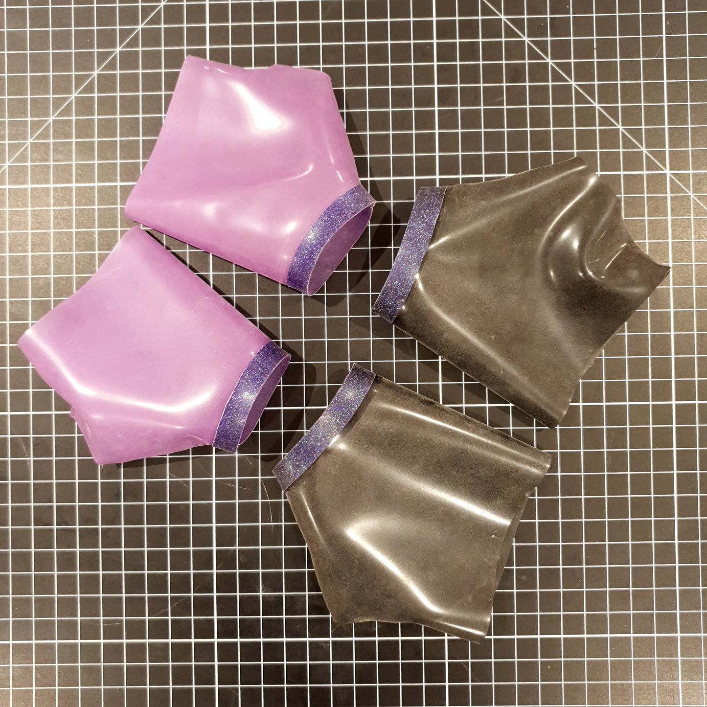 Latex (glitter) trimmed gauntlets - Lottielatex