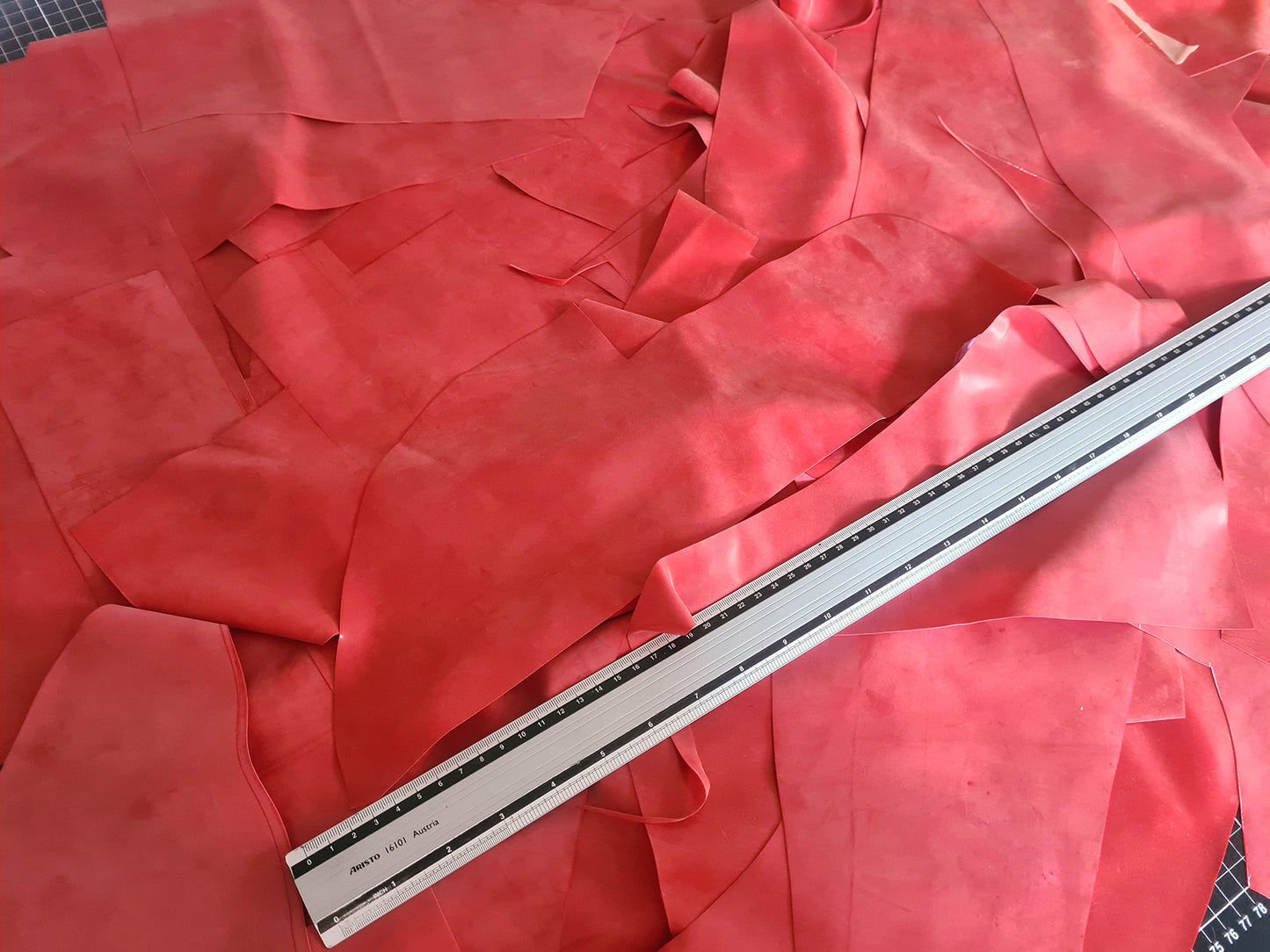 Latex scrap box 1kg  (EU shipping only)