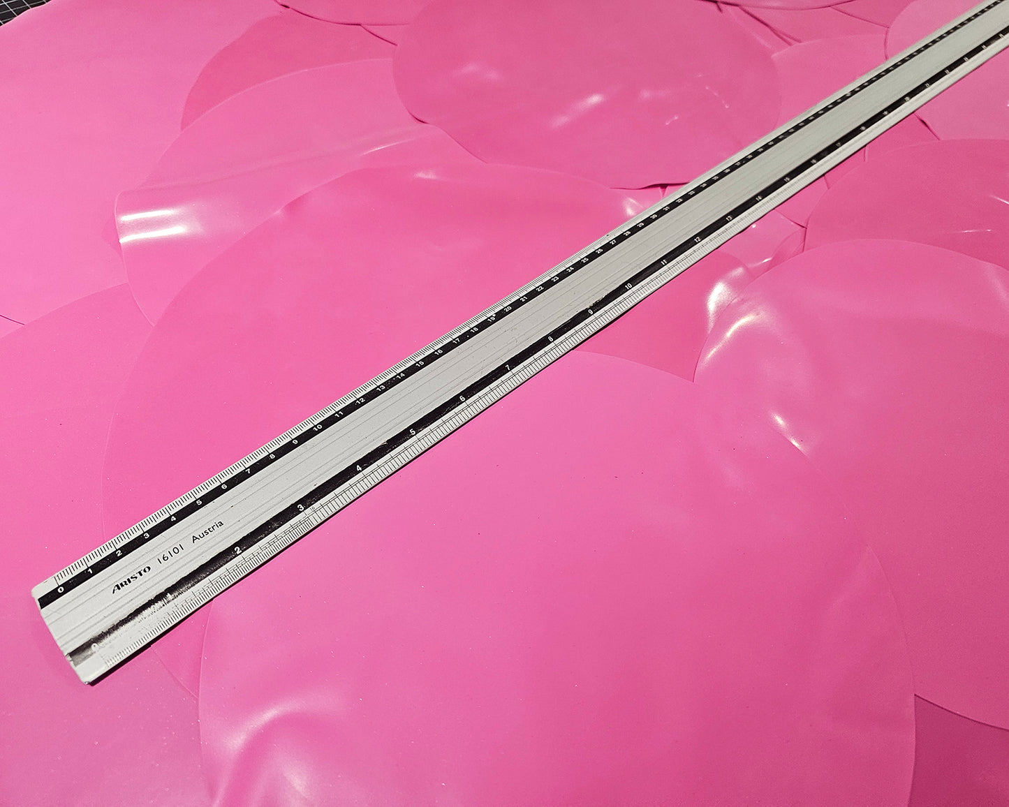 Latex scrap box 1kg  (EU shipping only)